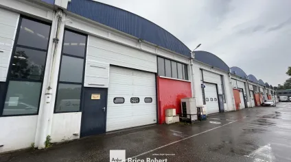 Location local d’activités avec bureaux lumineux en mezzanine à Genay - Offre immobilière - Arthur Loyd