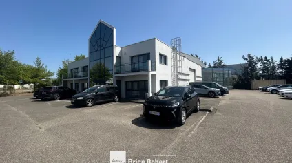 A vendre - Local d'activités mixte avec deux portails d'accès et 42 places de parking - Chassieu - Offre immobilière - Arthur Loyd