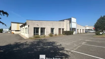 Vente local d’activités indépendant avec parking extérieur à Chassieu - Offre immobilière - Arthur Loyd