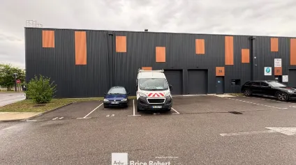 Local d'activités à vendre à Vaulx-Milieu dans un parc récent sécurisé - Offre immobilière - Arthur Loyd