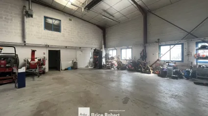 Location local d’activités sécurisé avec terrain à Chassieu - Offre immobilière - Arthur Loyd