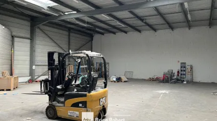 A vendre ou a louer - local d'activités avec un beau showroom - La Ravoire - Offre immobilière - Arthur Loyd