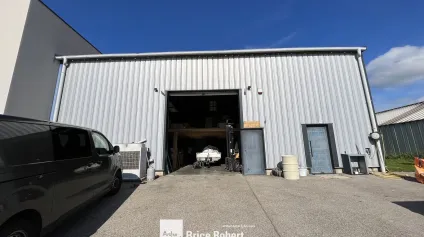 Location local d'activités à Mornant avec portail électrique sécurisé - Offre immobilière - Arthur Loyd