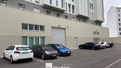 Local d'activités à louer à Lyon avec accès poids lourds et parkings - Offre immobilière - Arthur Loyd