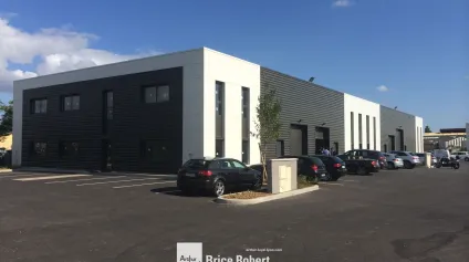 Location local d'activités avec accès poids lourds à Chassieu dans un parc sécurisé - Offre immobilière - Arthur Loyd