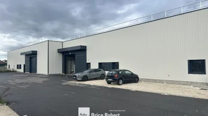 Local d'activités à vendre à Granieu avec bureaux aménagés et parking privé - Offre immobilière - Arthur Loyd