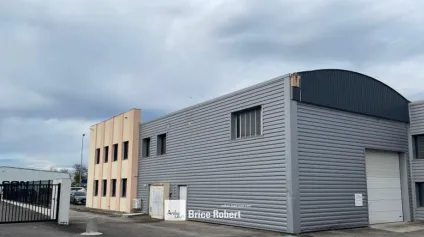 Cellule d’activités à louer à Chassieu avec bureaux et stockage spacieux - Offre immobilière - Arthur Loyd