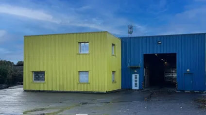 A vendre - Local d'activités en bon état possédant une porte sectionnelle électrique et son terrain de 2350 m² indépendant - Charvieu Chavagneux - Offre immobilière - Arthur Loyd