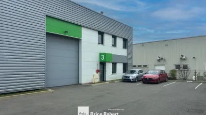 Local d'activités à louer à Chassieu avec espaces de bureaux aménagés - Offre immobilière - Arthur Loyd