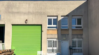 Local d'activités à louer Vénissieux accès poids lourds et parking - Offre immobilière - Arthur Loyd
