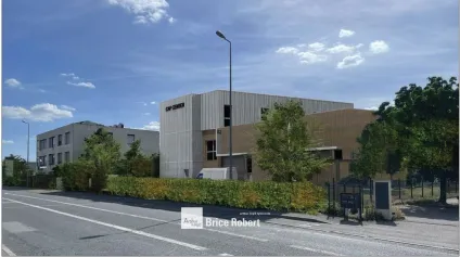 Bâtiment d’activités à louer ou vendre à Chassieu avec bureaux équipés - Offre immobilière - Arthur Loyd