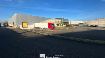 A vendre ou à louer - Bâtiment d'activités indépendant possédant 1 accès plain-pied et 2 quais - Meyzieu - Offre immobilière - Arthur Loyd