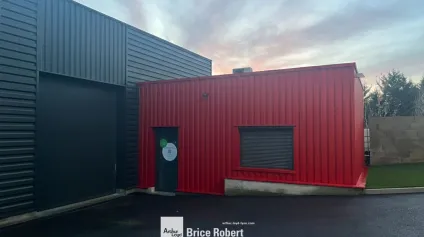 A louer - Local d'activités avec bureaux climatisés et porte sectionnelle électrique - Sainte-Consorce - Offre immobilière - Arthur Loyd