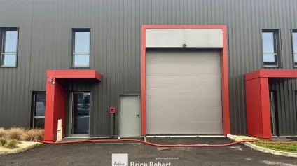 Locaux d'activités avec accès poids lourds et parking à louer à Chassieu - Offre immobilière - Arthur Loyd