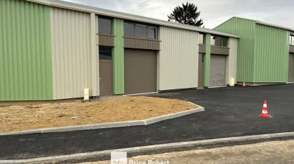 A louer et à vendre - Local d'activités avec une bonne visibilité - Civrieux - Offre immobilière - Arthur Loyd