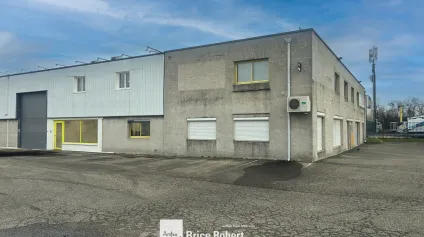 A louer et à vendre - Local d'activités avec espace de stockage et bureaux - Chassieu - Offre immobilière - Arthur Loyd