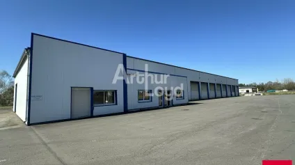 Au bord de l'A84, un bâtiment indépendant avec grand foncier - Offre immobilière - Arthur Loyd