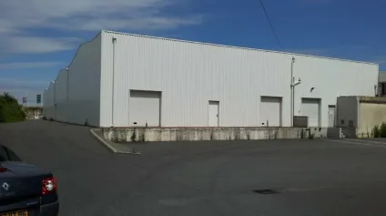 A LOUER POITIERS DEMI-LUNE - ENTREPOT DE 713 m² AVEC QUAI P.L - Offre immobilière - Arthur Loyd