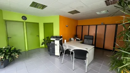 A LOUER - LOCAL COMMERCIAL DE 100M2 EN CORNER - Offre immobilière - Arthur Loyd