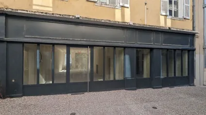 À VENDRE : 2 lots de commerces en rez-de-chaussée situés dans le centre-ville de Feurs - Offre immobilière - Arthur Loyd