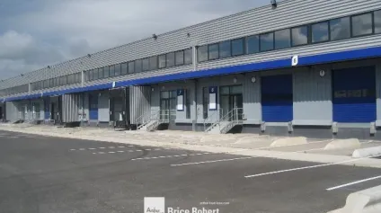 A louer - Cellules d'activités avec portes à quai et quai niveleur idéal pour transporteurs - St Quentin Fallavier - Offre immobilière - Arthur Loyd