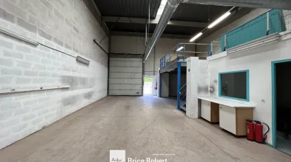 Location local d'activités avec porte sectionnelle à Lyon 3ème proche de Part Dieu - Offre immobilière - Arthur Loyd