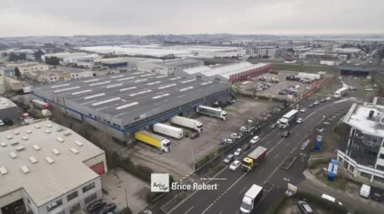 A louer - Local d'activités avec quais à proximité de l'autoroute A43, de la Rocade Est, à 20 minutes de l'aéroport de Lyon Saint-Exupéry - Chassieu - Offre immobilière - Arthur Loyd