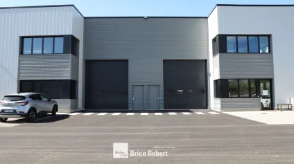 A vendre ou à louer - Locaux d'activités équipés de panneaux photovoltaïques - Pierre-Bénite - Offre immobilière - Arthur Loyd