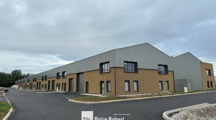 A vendre ou à louer - Local d'activités de 234 m² au sein d'un parc d'activités rénové avec un emplacement idéal à proximité du centre ville - Bourgoin Jallieu - Offre immobilière - Arthur Loyd