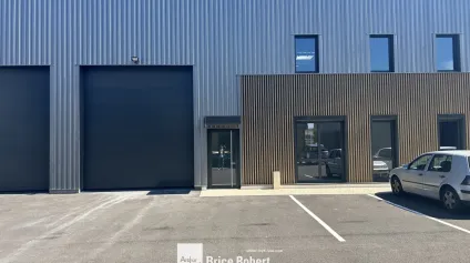 Location cellule d’activités avec grande hauteur sous plafond à Chassieu - Offre immobilière - Arthur Loyd