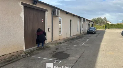 A louer - Local d'activités avec deux places de parking privatives - Décines Charpieu - Offre immobilière - Arthur Loyd