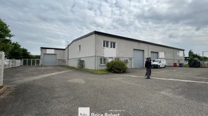 A louer - Locaux d'activités de 1020 m² divisibles à partir de 415 m² avec hauteur sous plafond de 6 m - Chassieu - Offre immobilière - Arthur Loyd