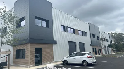 A louer - Deux cellules d'activités dans un parc d'activités avec places de parking privatives - Tour de Salvagny - Offre immobilière - Arthur Loyd