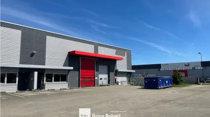 Location de plusieurs locaux d’activités à Dagneux avec une grande cour de stockage et 7 portes de plain pied - Offre immobilière - Arthur Loyd