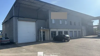 A louer - Local industriel de 238 m² avec un espace de stockage et des bureaux aménagés - Décines Charpieu - Offre immobilière - Arthur Loyd