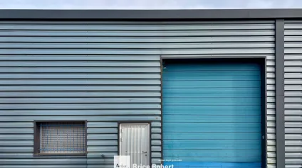 A louer - Local industriel avec une partie entrepôt bénéficiant d'une grande porte sectionnelle - Lentilly - Offre immobilière - Arthur Loyd