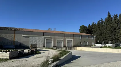 À vendre - À Noves, bâtiment agricole de 1&nbsp;600 m² adapté aux activités agroalimentaires - Offre immobilière - Arthur Loyd