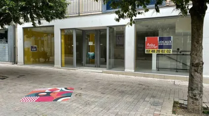A LOUER - LOCAL COMMERCIAL - CENTRE-VILLE DE BOURGES - Offre immobilière - Arthur Loyd