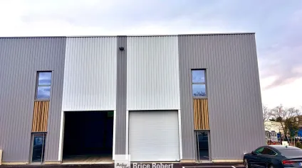 A louer - Local industriel avec mezzanine à aménager - Saint-Genis-Laval - Offre immobilière - Arthur Loyd