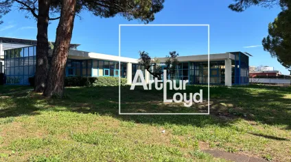 RARE À LA LOCATION - LOCAUX AVEC TERRASSE SOUS LES PINS - VILLE ACTIVE - Offre immobilière - Arthur Loyd