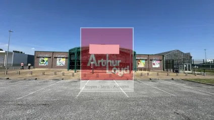 À VENDRE A LOUER - LOCAL COMMERCIAL EMPLACEMENT N°1  ROMILLY-SUR-SEINE - Offre immobilière - Arthur Loyd