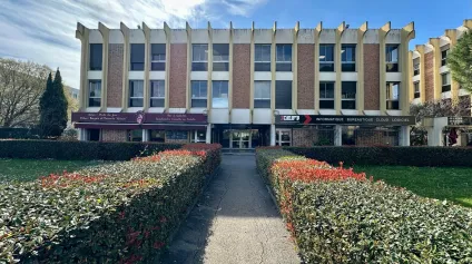 BUREAUX À VENDRE OU À LOUER AVEC PARKING AU DERNIER ÉTAGE - Offre immobilière - Arthur Loyd