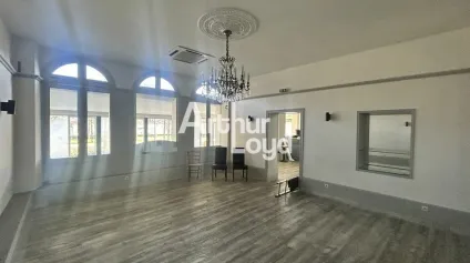 Ancien lieu de restaurataions historiquement depuis 150 ans à minima, local rare, emprunt d'histoire sur les Cours de la Cité Moulinoise - Offre immobilière - Arthur Loyd