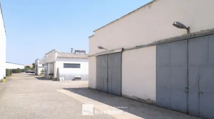 Local industriel à louer à Décines-Charpieu avec grande porte sectionnelle - Offre immobilière - Arthur Loyd