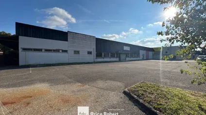 Locaux d'activité à vendre à Vaulx-en-Velin avec grand terrain sécurisé - Offre immobilière - Arthur Loyd