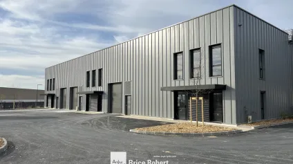 Local d'activités à louer ou à vendre à Mionnay avec accès direct aux autoroutes - Offre immobilière - Arthur Loyd