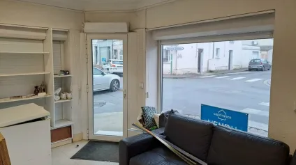 A VENDRE IMMEUBLE EMPLACEMENT D'ANGLE SUR CENTRE VILLE OUEST CHATELLERAULT - Offre immobilière - Arthur Loyd