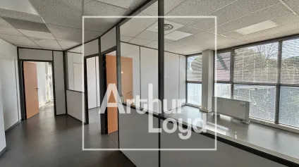 Bureaux à louer - 141 M2 - 1er étage en Ville ActiveParking sur site - Offre immobilière - Arthur Loyd