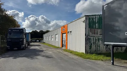 A LOUER ACTIVITES ET BUREAUX 1750 M² ZA VERN LANDIVISIAU - Offre immobilière - Arthur Loyd