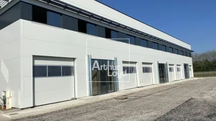 Local entrepôt - activités pour PME - SAINT-PIERRE-DU-PERRAY - Offre immobilière - Arthur Loyd